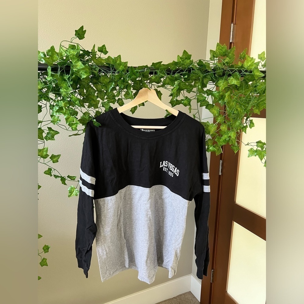 Medium Las Vegas pullover long sleeve